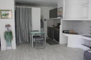 Appartements Studio de charme avec sa terrasse en plein coeur de ville : photos des chambres