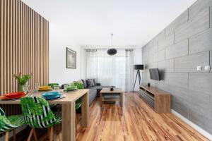 Przytulne Apartamenty z Balkonem w Centrum Blisko Plaży by Noclegi Renters