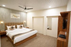 Click Find Stay Orderly Bazar