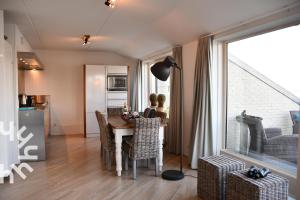 OV756 - Spacious 2-person apartment near Giethoorn with a beautiful view over the water