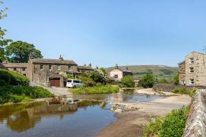 Rose Cottage. Family home on the river