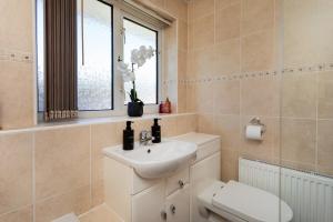 Stylish Nottingham Home - Near City Hospital with Free Parking - Sleeps 6 - Fast WiFi