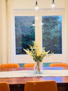 Prestige 4BR Home, Garden & Parking