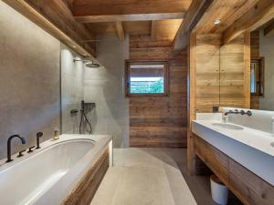 Chalet moderne avec piscine intérieure et hammam - FR-1-569-76