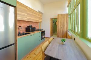 Stylish 2BR Apt in Historic District - by Wehost