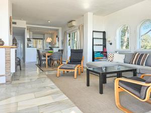 Three bedroom apartment La Mairena Elviria