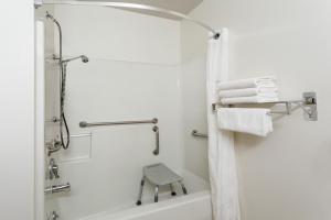 King Room with Bath Tub - Mobility Accessible/Non-Smoking room in Baymont by Wyndham Bozeman