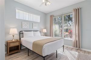 Walt Disney 3 Miles - Waterfront Luxury Villa - Private Pool, Game Room