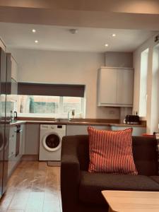 Large 5-Bed Cardiff Home with 5 Double Beds