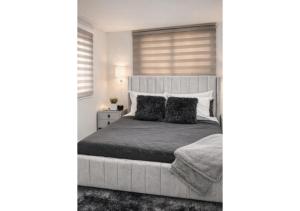 Comfy & Secure Modern 2BR Apartment just 5 minutes from Airport in Boca Chica