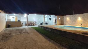 Casa com 2 quartos suítes, ar condicionado e piscina 7x4