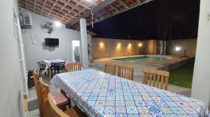 Casa com 2 quartos suítes, ar condicionado e piscina 7x4