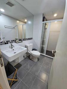 -D Vieng- Cozy, Serene Retreat, Pool, Gym, Fast WiFi