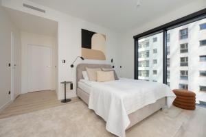 Towarowa Towers Prestigious Apartments with Parking & AC by Renters Prestige