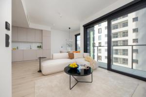 Deluxe Towarowa Towers Residence with Free Parking & AC by Renters Prestige