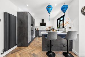 2-Bedroom Stunning Luxury House, Sleeps 6, Pet-Friendly, with Off-Road Parking by Blue Puffin Stays