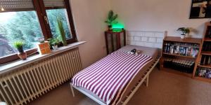 Ganzes Ferienhaus in Kassel mit 800qm Garten, 4 Schlafzimmer, eigener Küche, Bad, WC und Wohnzimmer, 95qm, inkl Gratis Frühstück, Parkplätze, WiFi, umzäuntes Grundstück, so Privat wie zu Hause