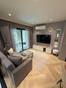 Legendary E204 - Top floor family 1BR - The Title Legendary by UNO