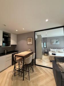 Legendary E204 - Top floor family 1BR - The Title Legendary by UNO