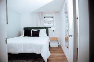 Two Bedroom Apartment Near Downtown Boston with Free Parking