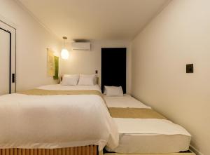 #한옥#독채#경복궁역 도보 4분##가족,키즈#방4개#욕실2개#경복궁,인사동,북촌,서촌,광화문,명동, 동대문 바로 옆#짐보관# 9인#호텔침구##무료와이파이#세탁건조기#최고위치#인왕산