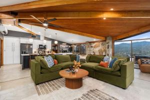 New! Stunning views Hot tub King beds