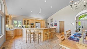 Vineyard Estate w Pool Spa Bocce Ball Mins to Wineries Park Lawndale Manor by AvantStay