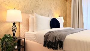 Spacious 2BR Steps from the Palace of Parliament - Walk Everywhere