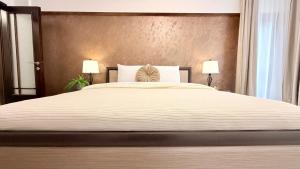 Spacious 2BR Steps from the Palace of Parliament - Walk Everywhere