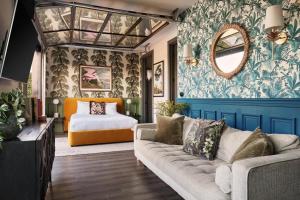 SoBro Studio with Patio City Views Rooftop + Gym Walk to Broadway Stylish Unit Community Amenities Paid Garage Parking 24 7 Hospitality