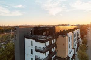 Oasis Steps From Broadway Large Patio City Views
