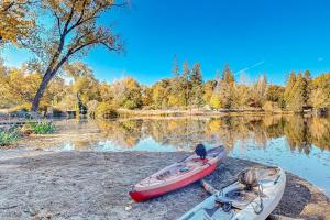 1BR Dog-Friendly Lakefront Cabin w Canoes