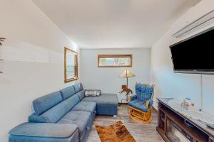 1BR Dog-Friendly Lakefront Cabin w Canoes