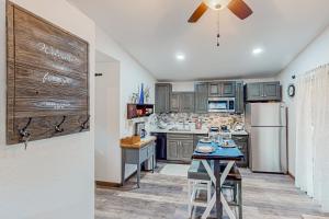 1BR Dog-Friendly Lakefront Cabin w Canoes