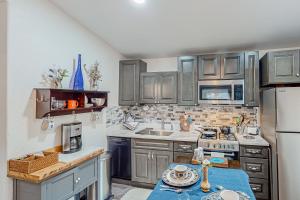 1BR Dog-Friendly Lakefront Cabin w Canoes