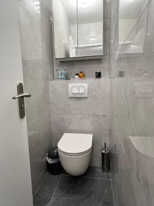 PARIS-MONTROUGE Magnifique appartement- très cosy pour 1 - 6 personnes refait à NEUF -ENTIRE APARTMENT LUXURIOUS AND WARM -Montrouge Paris 14ème - Proche Aéroport Orly Parc Expositions Porte de Versailles FREE WIFI GRATUIT