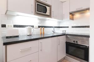 Central 1 Bedroom Apartment Communal Heated Pool