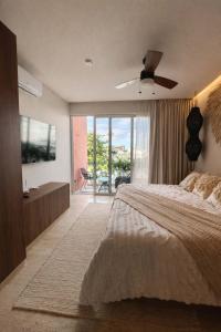 One-Bedroom Apartment near Beach and 5th