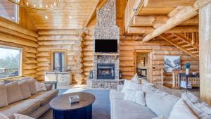 Sleeps 21 • Luxury Cabin w Panoramic View Hot Tub Game Room Pinnacle Chalet