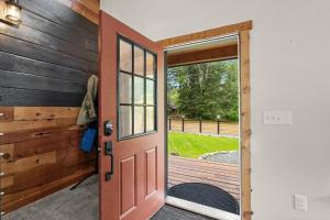 Rainier XL Chalet EV-Hot Tub-Game Room-Guest Suite