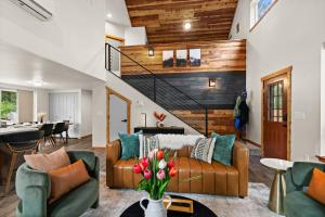 Rainier XL Chalet EV-Hot Tub-Game Room-Guest Suite