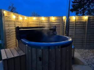 ShepherdsHut-HotTub-Cotswolds-PetFriendly
