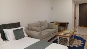 Zara Serene Stays-The Loftel