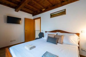 New with private parking, 5 min to the lake, WiFi
