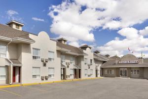 Colonial Square Inn & Suites