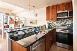 Studio nr Town Lake and E6th w Balcony by Austin Vacay