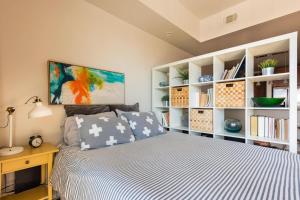 Studio nr Town Lake and E6th w Balcony by Austin Vacay