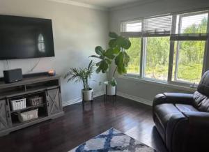 Uncrowded entire 3 Bdrm Unit