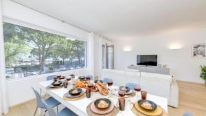 The Lake Giant with Lake View Renovated 2025 DesenzanoLoft Official Partner Homes & Villas by Marriott Bonvoy