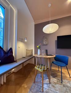 Trendy, Creative&Charming Meet Hip&Central